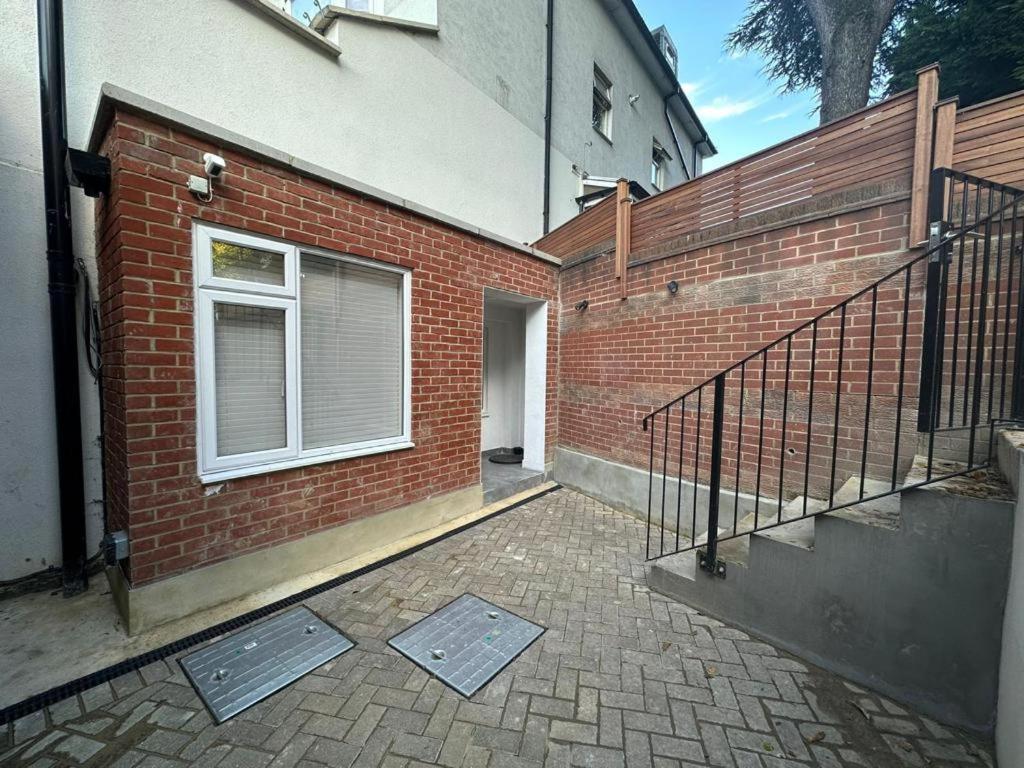 Two Bedroom House In Kilburn * Londres